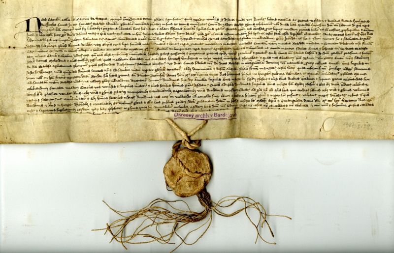 Najvýznamnejším dokumentom je privilegiálna listina  uhorského kráľa Ľudovíta I. z roku 1376, ktorou povyšuje Bardejov na slobodné kráľovské mesto s niektorými právami Budína a Košíc.